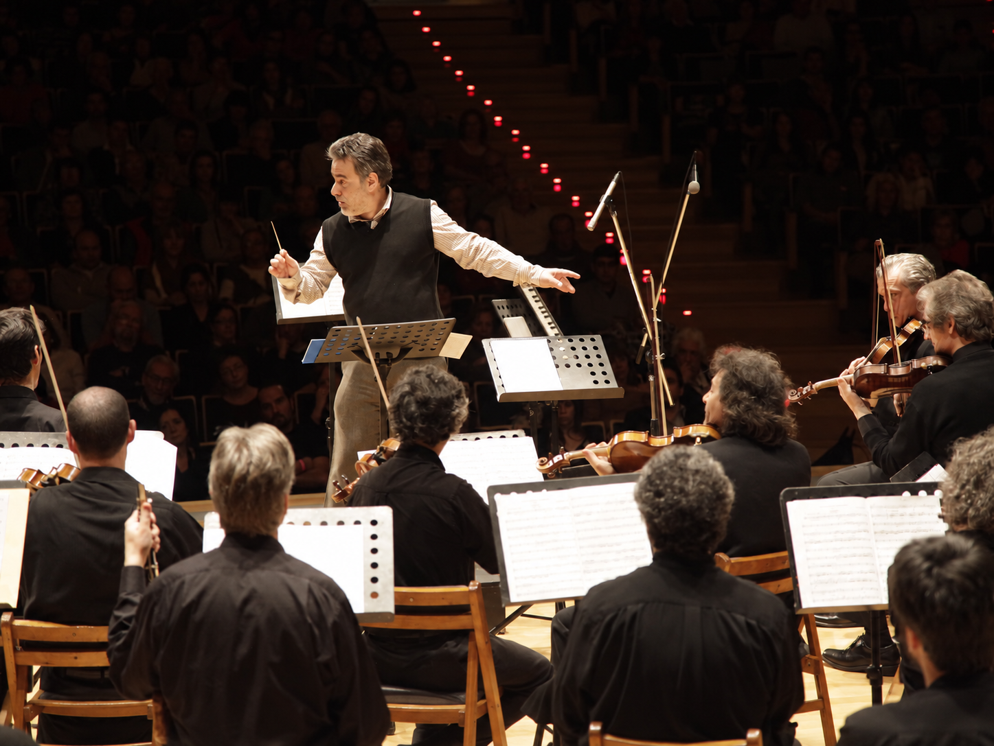 Gabriel Senanes frente a una orquesta durante una presentación